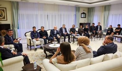 Yılmaz, Filo Jet faciasında kayıp yakınlarıyla bir araya geldi